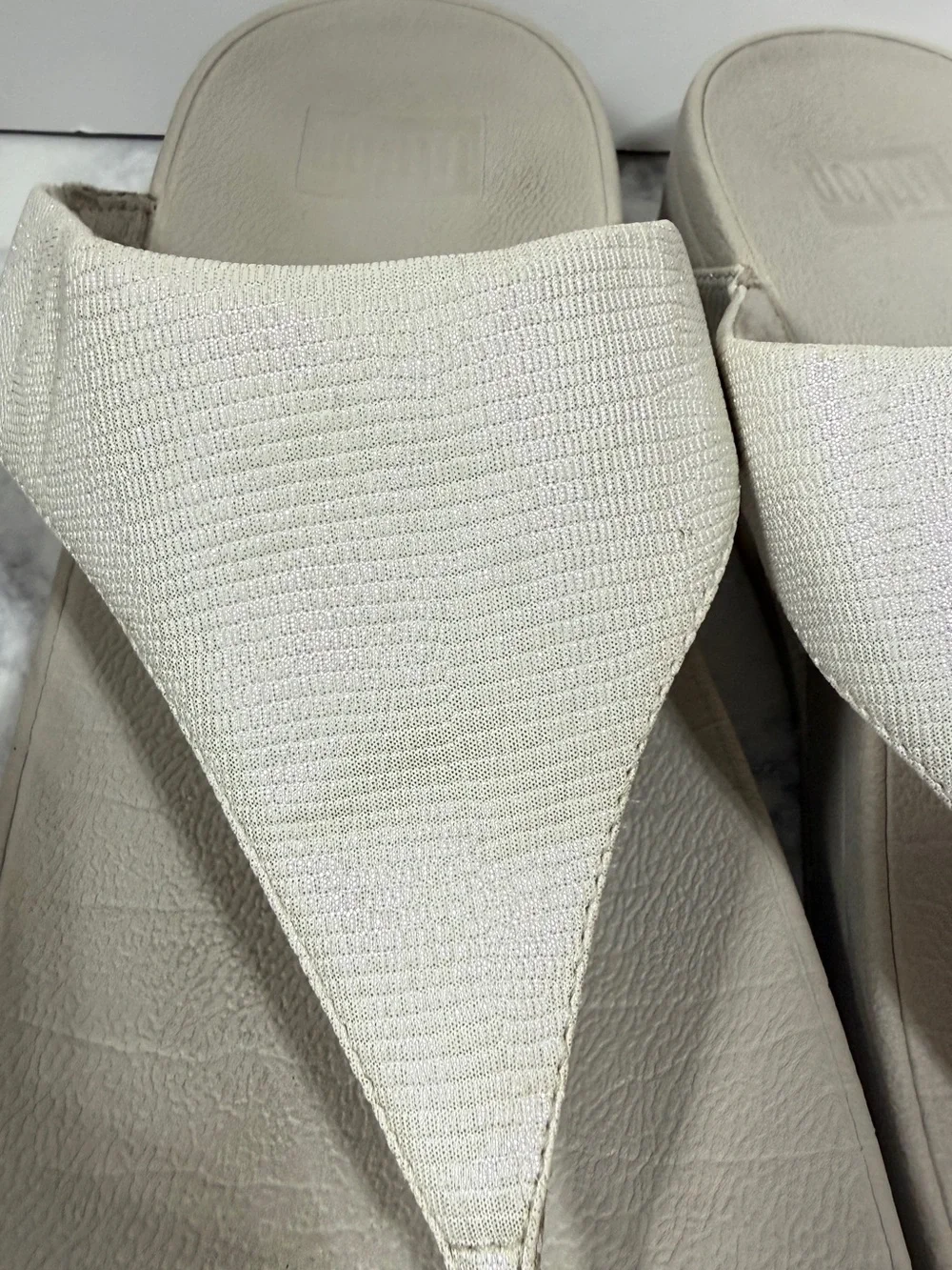 Fitflop Lulu sliver white metallic reptile shimmer thing sandals size 10